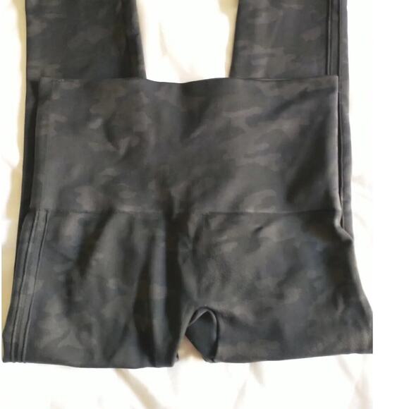 Spanx Look At Me Now High Waisted Seamless Tight Leggings Size Medium Camo - Picture 6 of 10